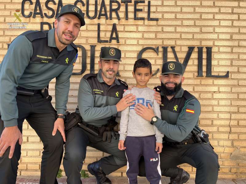 La Guardia Civil junto al niño. /EPDA