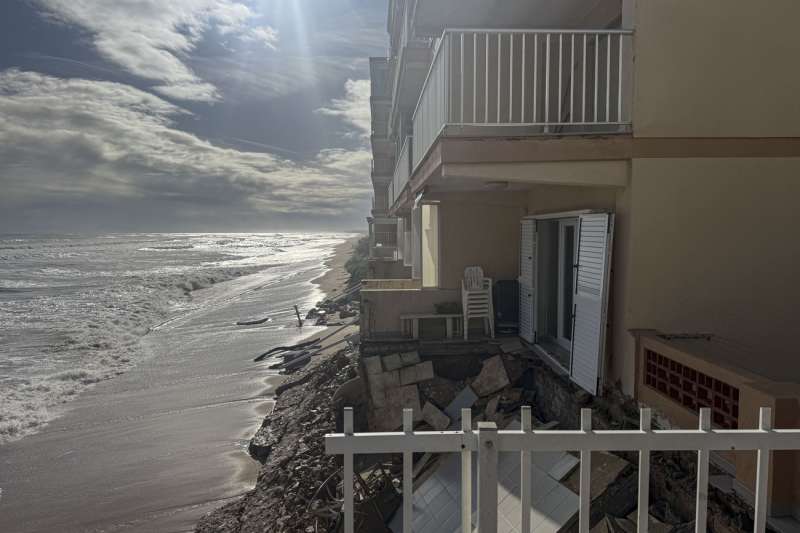 Destrozos causados por el temporal en un edificio situado frente a la playa de Tavernes de Valldigna. EFEManuel BruqueArchivo
