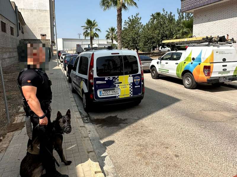 Un agente de la Polica Local de Vilamarxant durante el operativo. EPDA