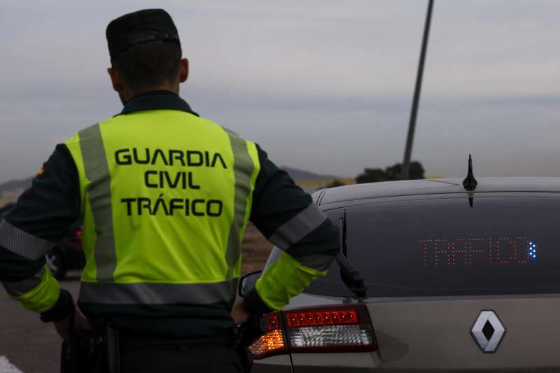 Un agente de la Guardia Civil, en un control en la A-3 en Valencia. EFEKai FrsterlingArchivo
