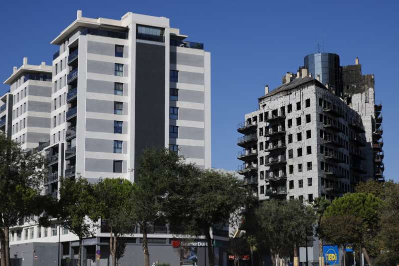 Vista general este lunes del edificio (der) ubicado en el nmero 2 de la calle Poeta Rafael Alberti de Valncia, en el barrio valenciano de Campanar. EFEKai Frsterling
