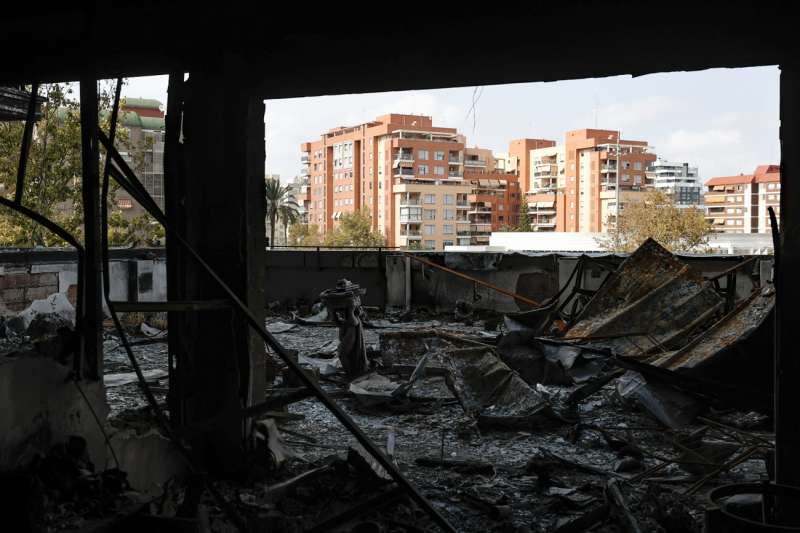 Imgenes del interior del edificio arrasado por un incendio hace seis meses en el barrio de Campanar de Valncia en el que murieron diez personas. EFEManuel Bruque
