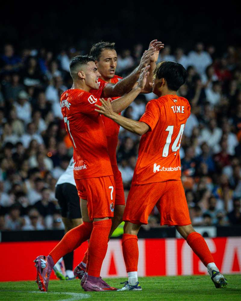 Take Kubo celebrando el gol con Oyarzabal y Barrenetxea | Real Sociedad va X 